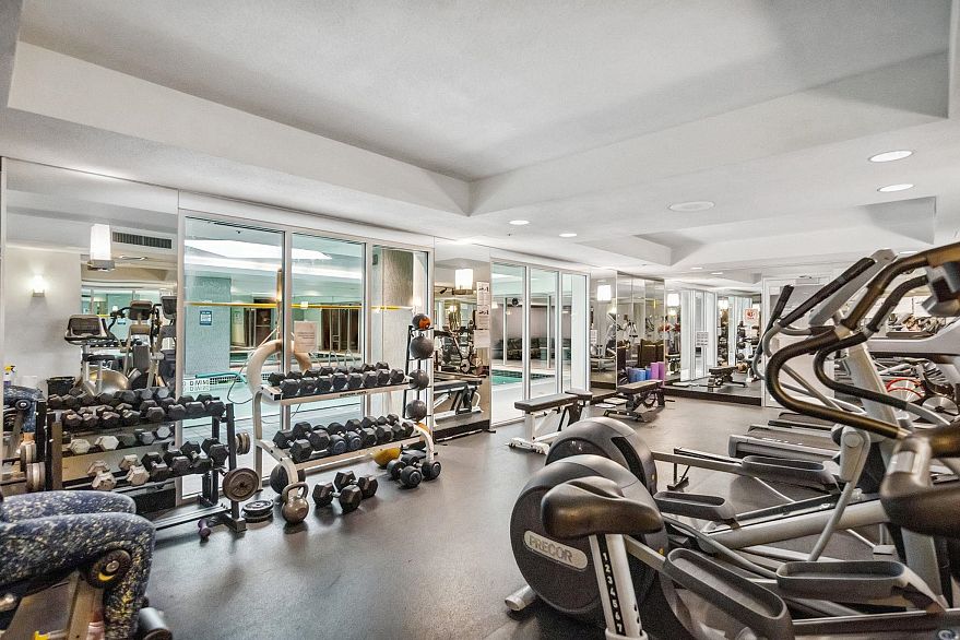 906 588 Broughton Street