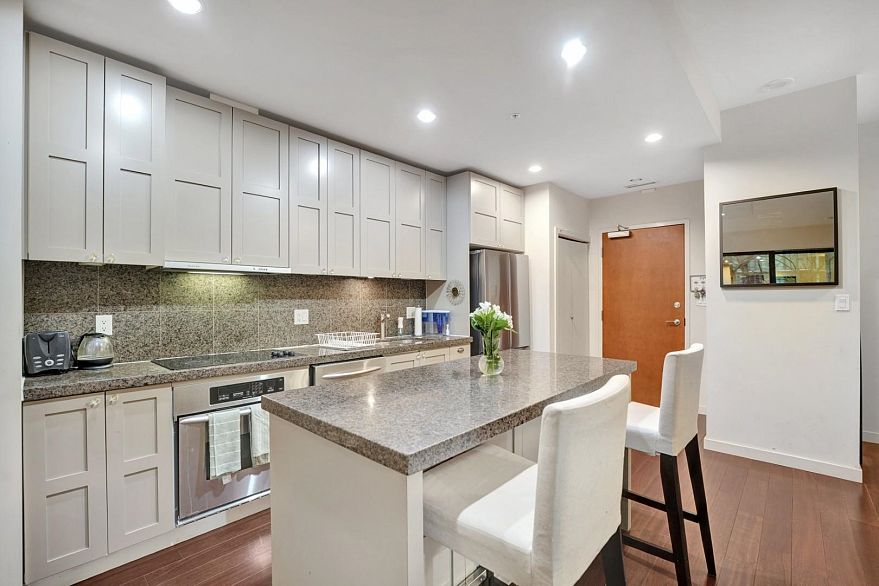 407 1333 W Georgia Street