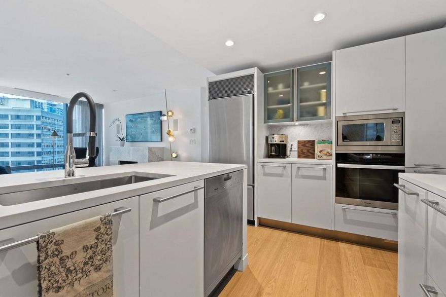 1701 1111 Alberni Street