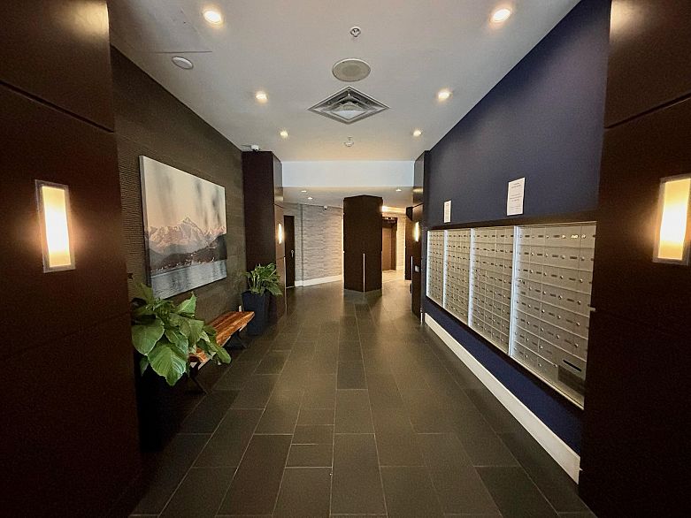 809 1212 Howe Street