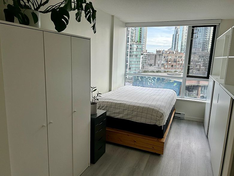 809 1212 Howe Street