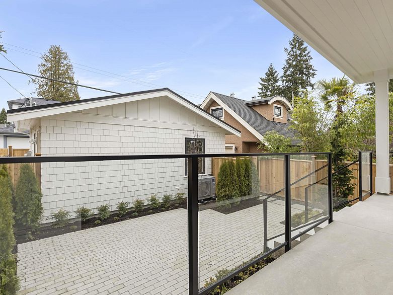 2 3919 W 18th Avenue