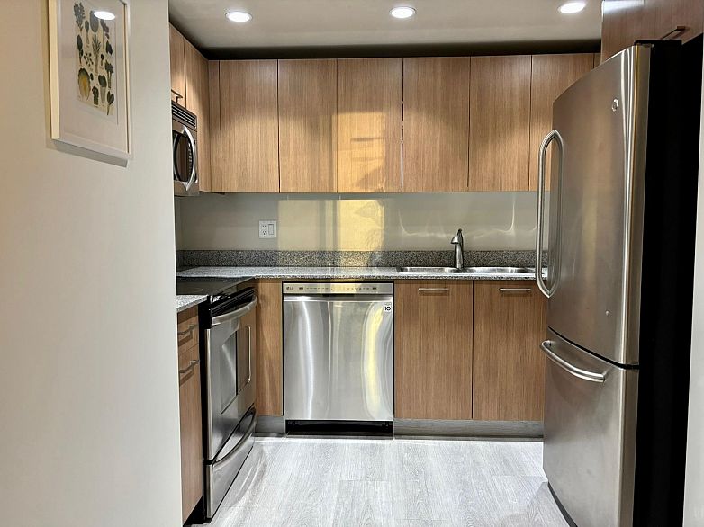 809 1212 Howe Street