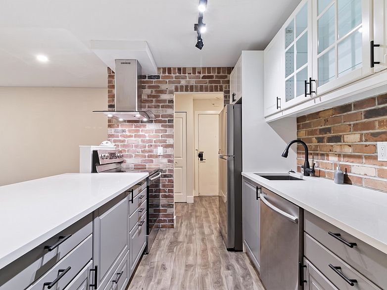 114 2250 Oxford Street