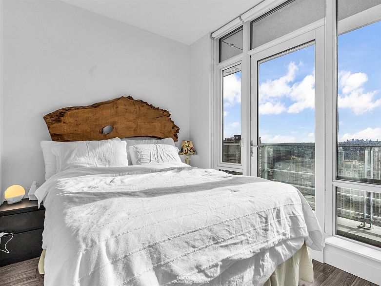 3305 1283 Howe Street