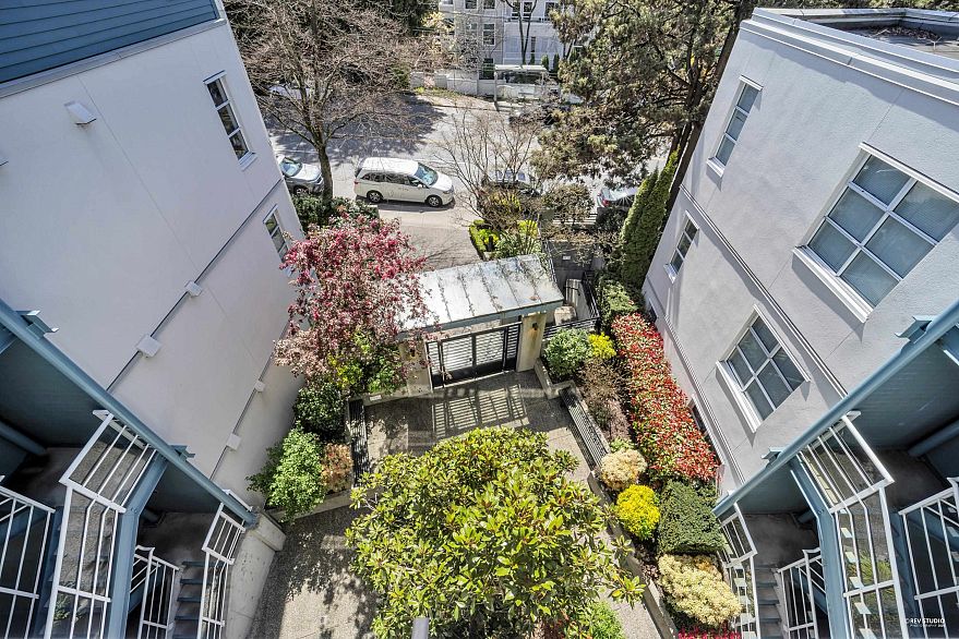 404 2575 W 4th Avenue