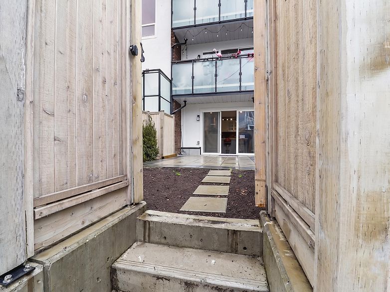 114 2250 Oxford Street