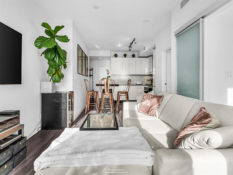 3305 1283 Howe Street