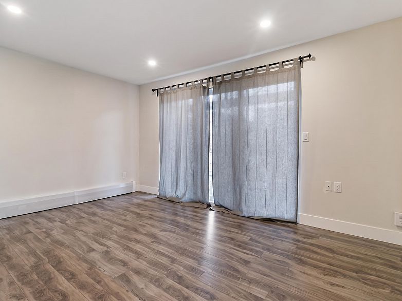 114 2250 Oxford Street