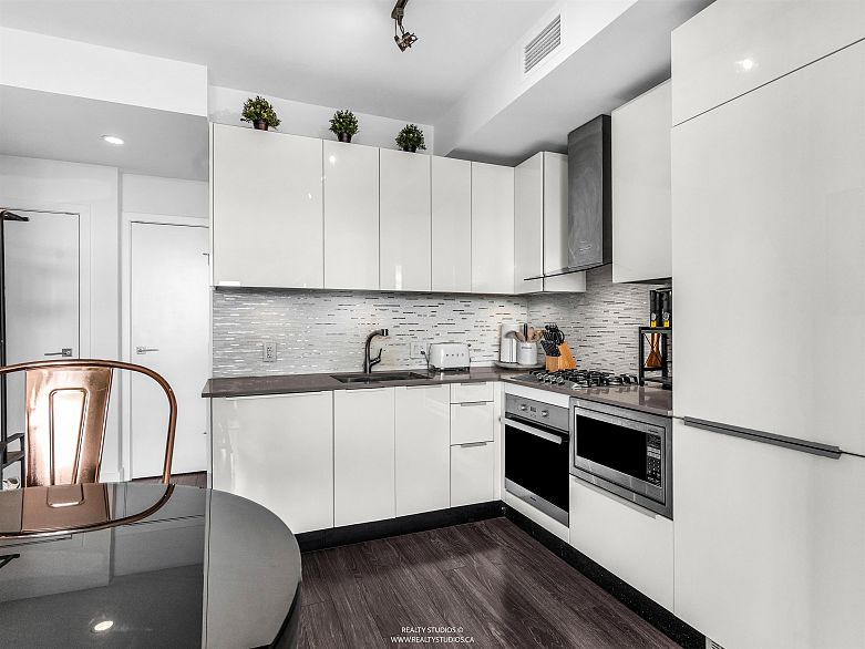 3305 1283 Howe Street