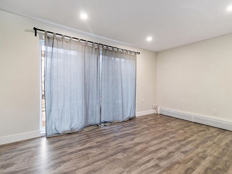 114 2250 Oxford Street