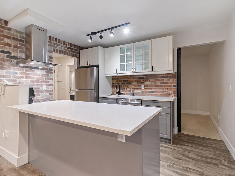 114 2250 Oxford Street