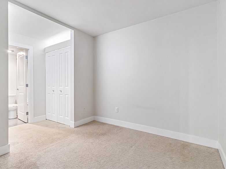 114 2250 Oxford Street