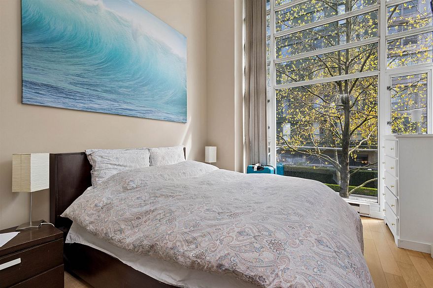 2P 1033 Marinaside Crescent
