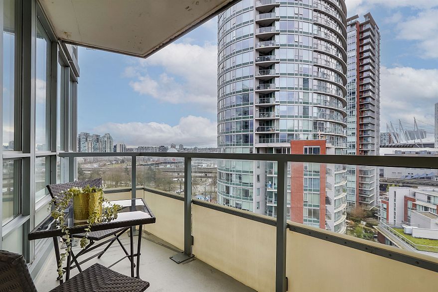 1209 63 Keefer Place