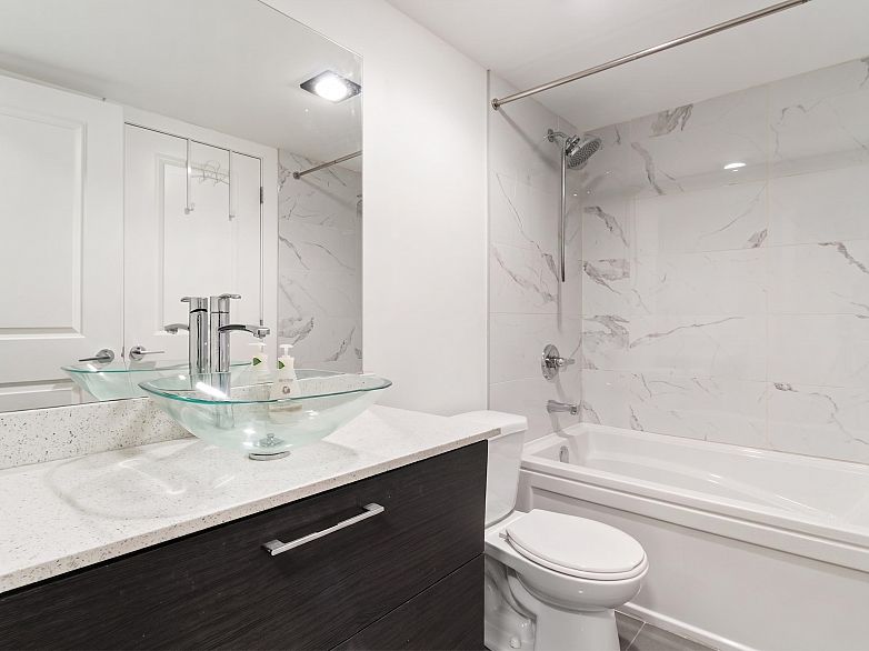 114 2250 Oxford Street