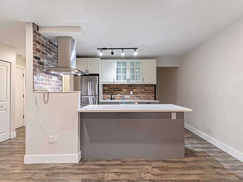 114 2250 Oxford Street