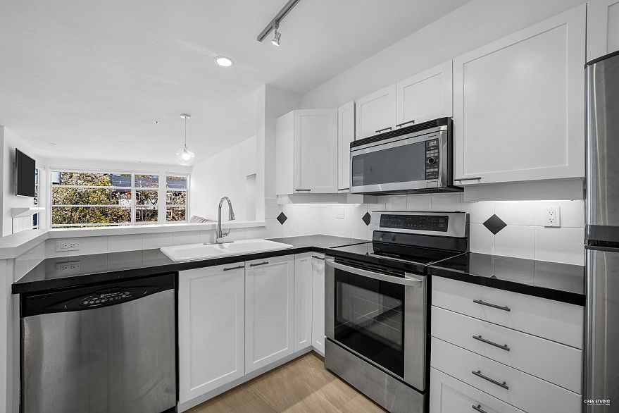 404 2575 W 4th Avenue