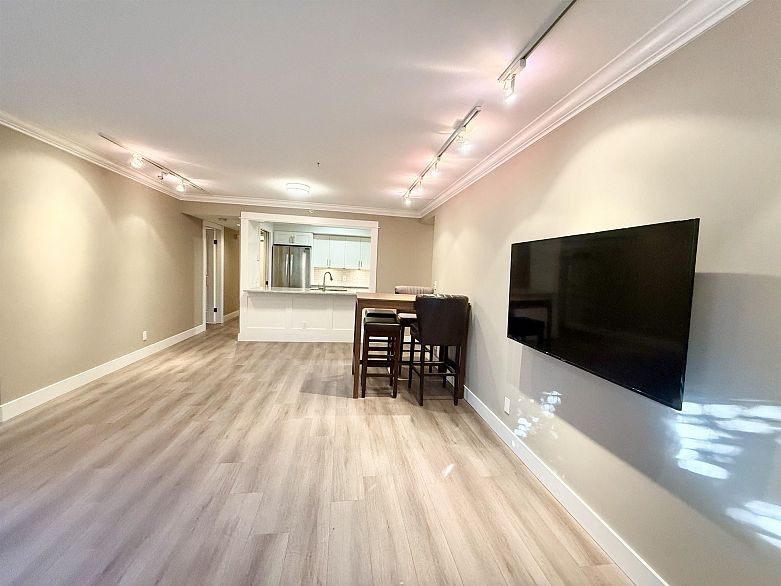 103 3189 Camosun Street