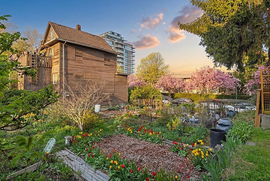 10 2223 Prince Edward Street