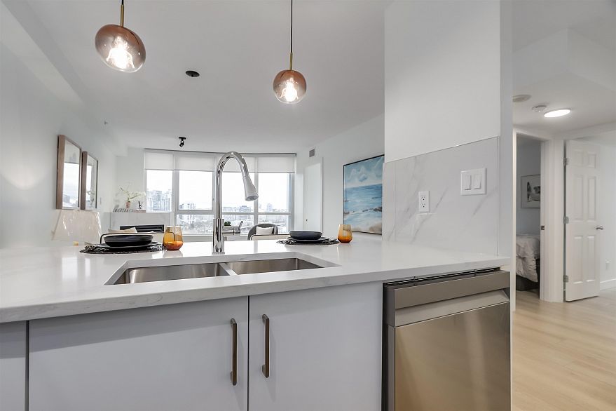 1209 63 Keefer Place