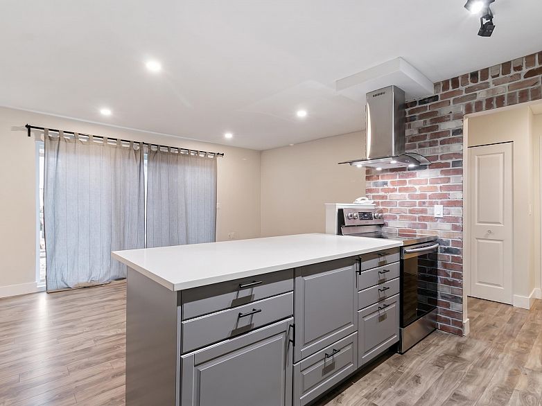 114 2250 Oxford Street