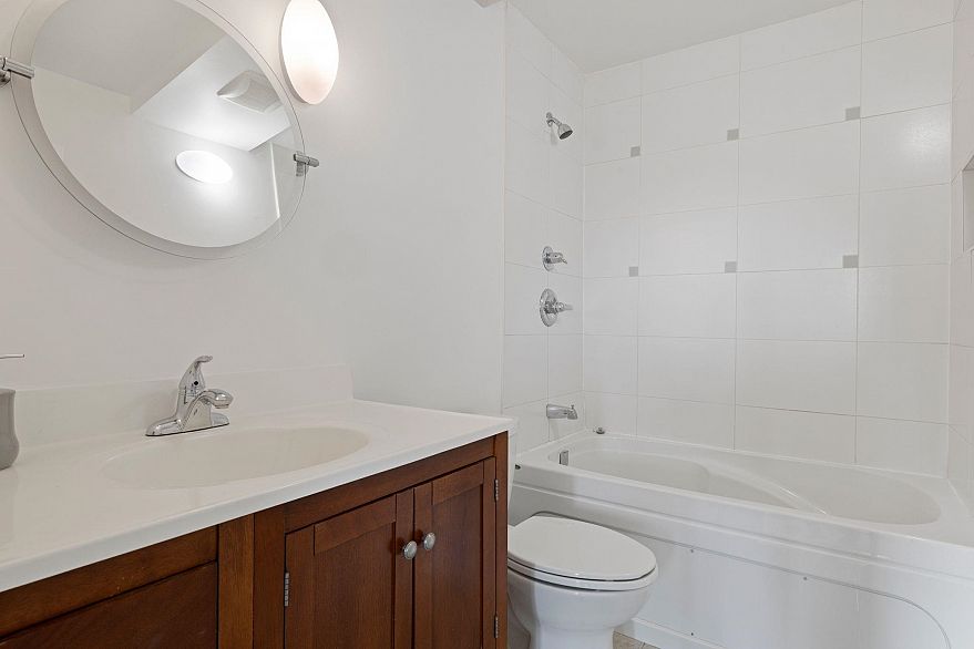 10 2223 Prince Edward Street