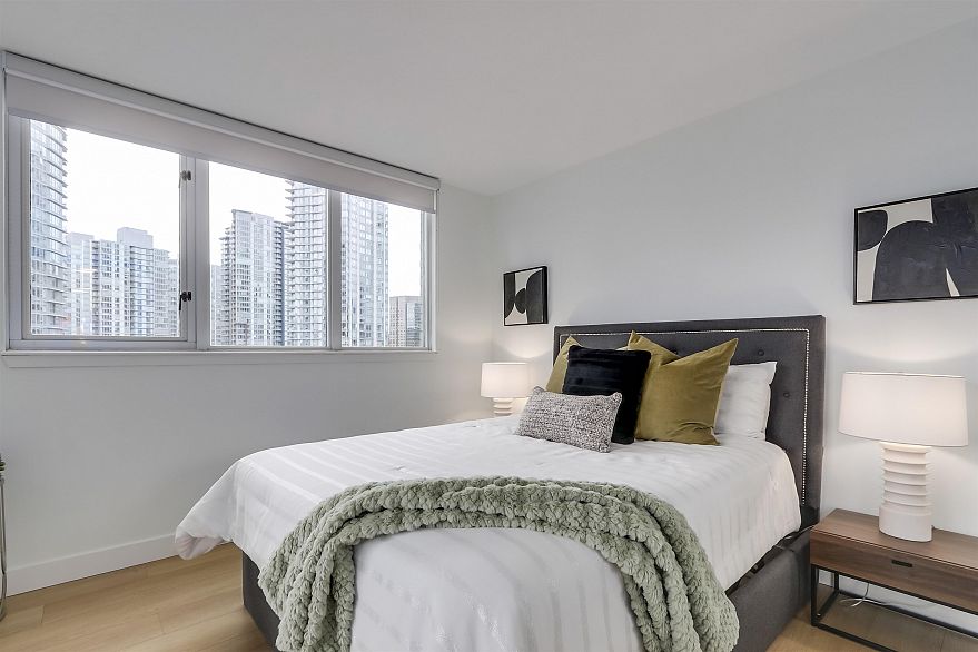 1209 63 Keefer Place