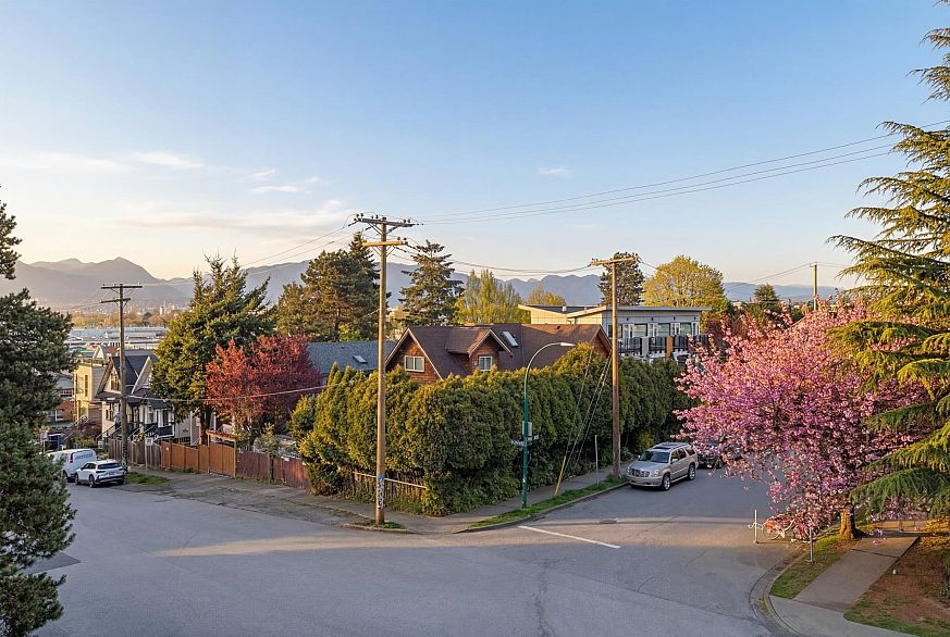 10 2223 Prince Edward Street