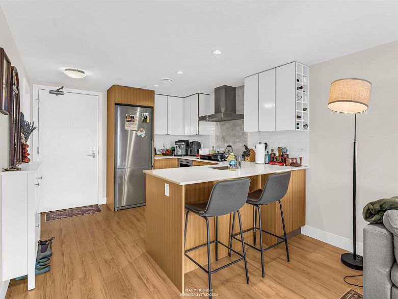 710 159 W 2nd Avenue