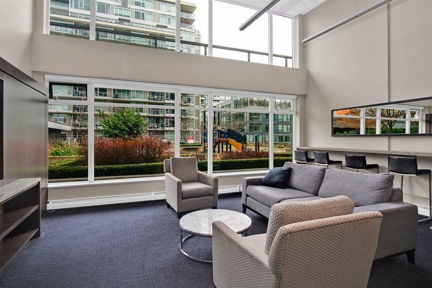 1401 1708 Columbia Street