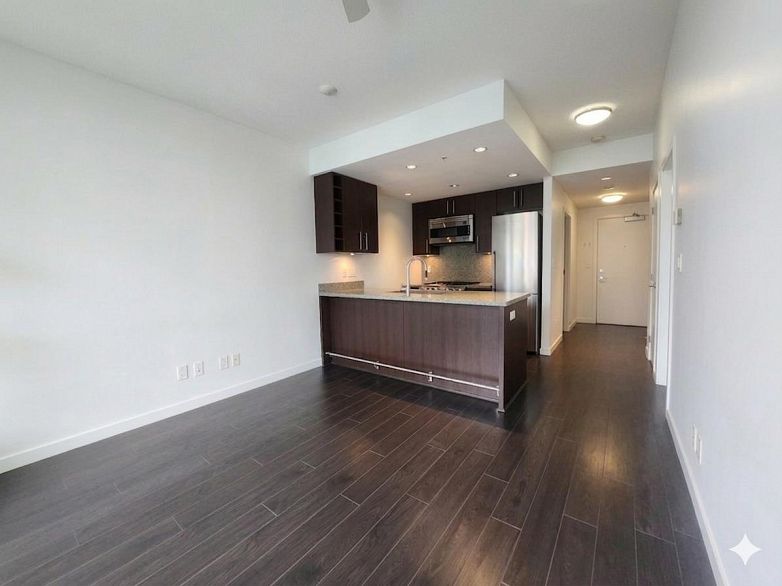 1401 1708 Columbia Street