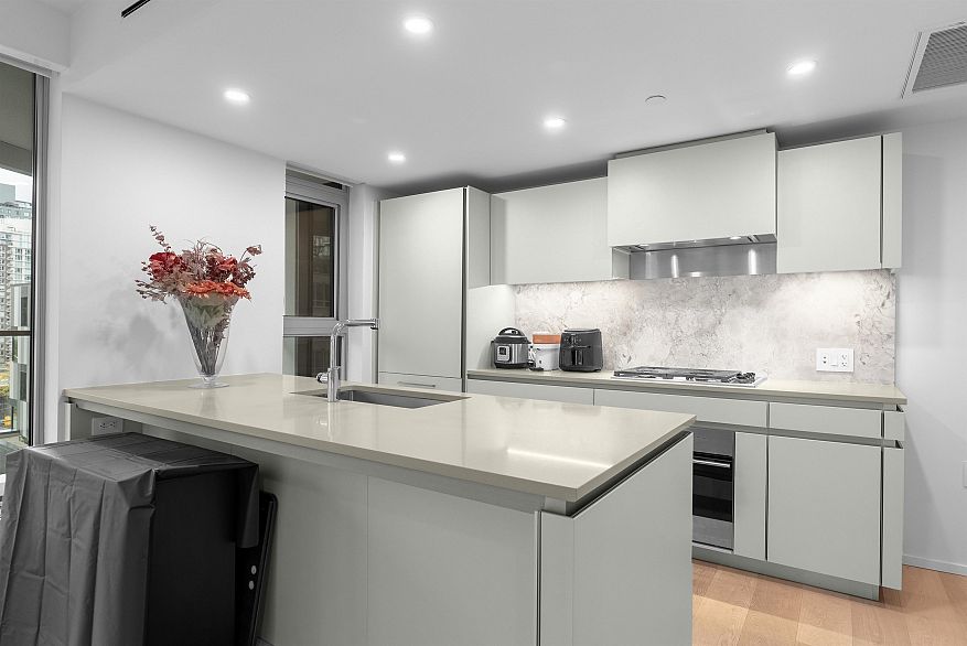 708 889 Pacific Street