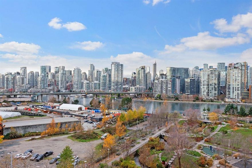 1401 1708 Columbia Street