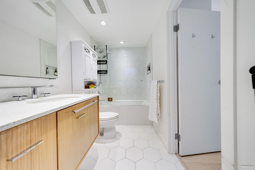 F7 1100 W 6th Avenue