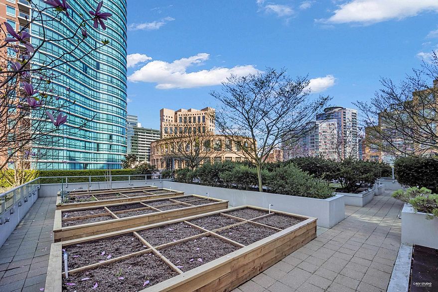 1706 833 Homer Street