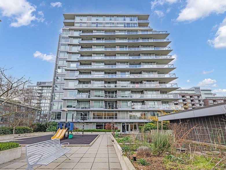 1401 1708 Columbia Street