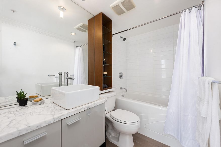 1606 33 Smithe Street