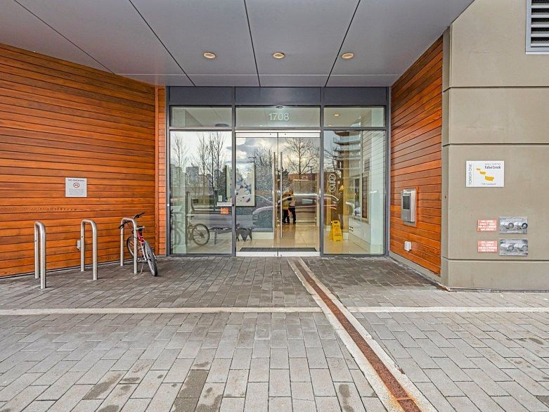 1401 1708 Columbia Street