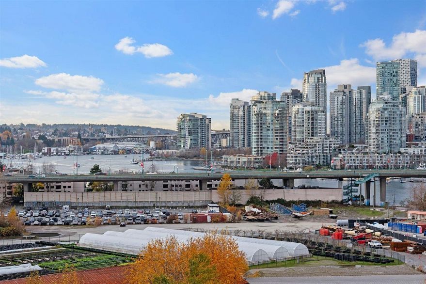 1401 1708 Columbia Street