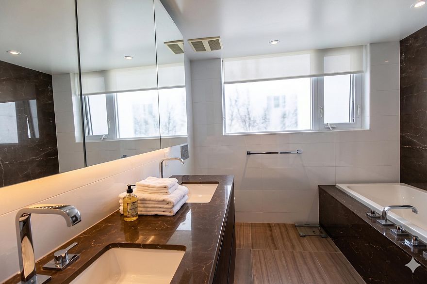 904 1561 W 57th Avenue