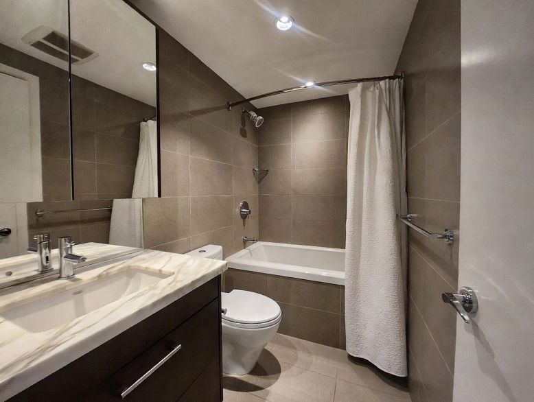 1401 1708 Columbia Street