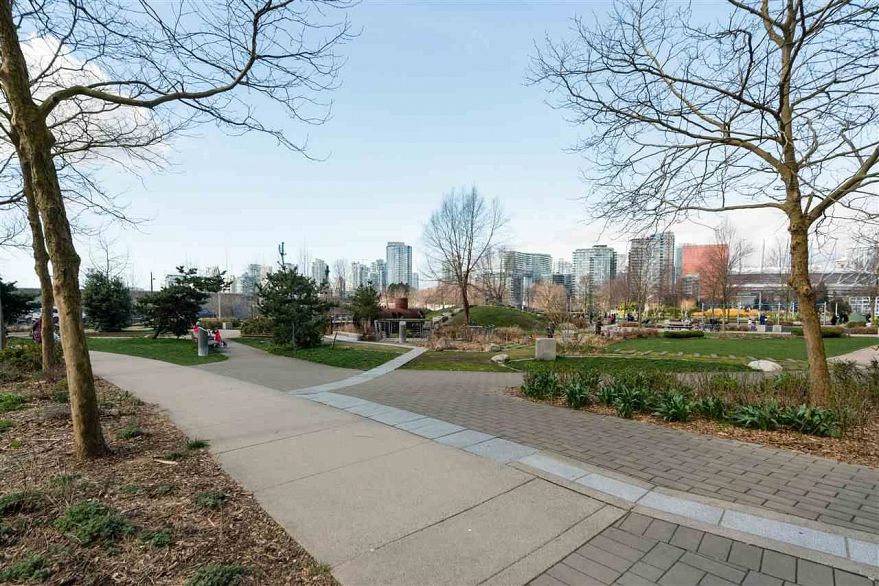 1401 1708 Columbia Street