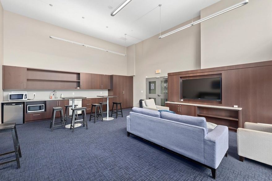 1401 1708 Columbia Street