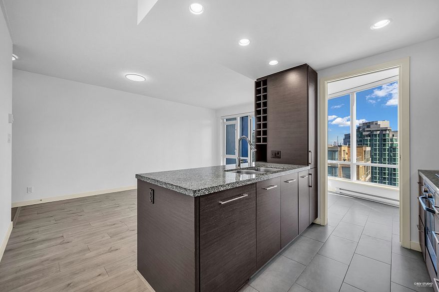 1706 833 Homer Street