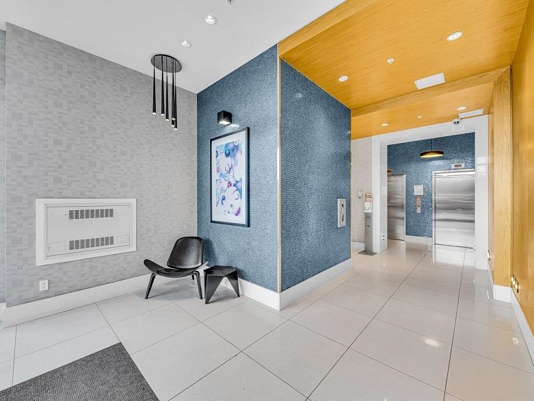 1401 1708 Columbia Street