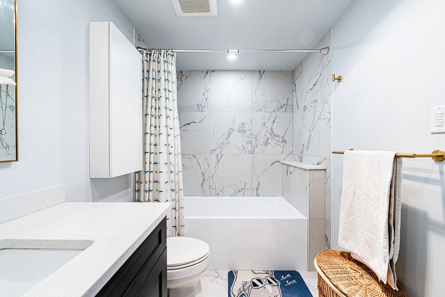 203 738 Broughton Street