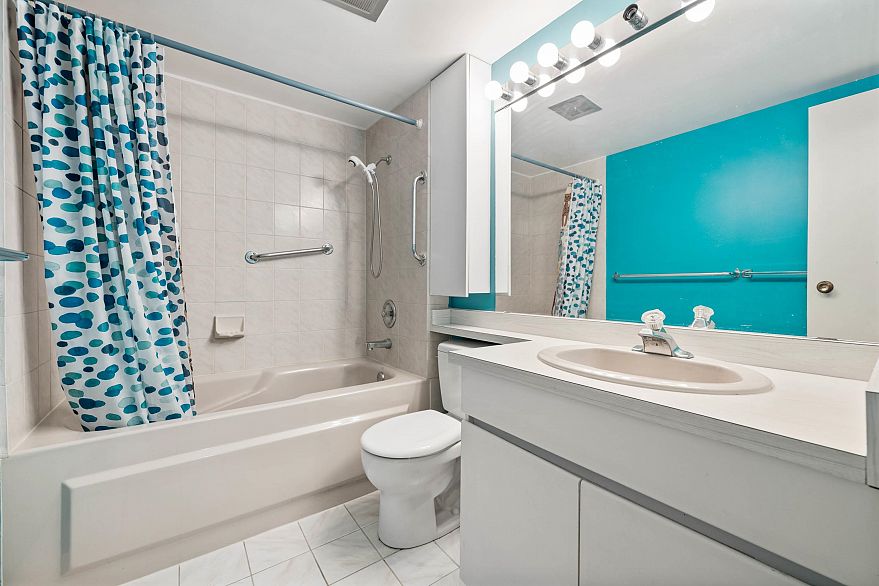 2004 1816 Haro Street