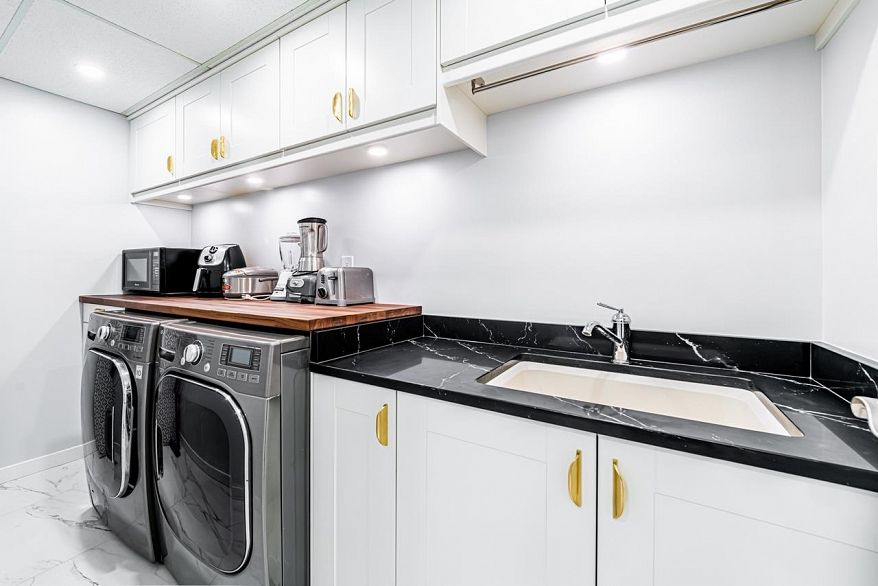 203 738 Broughton Street