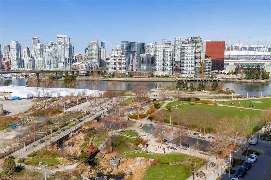 1401 1708 Columbia Street